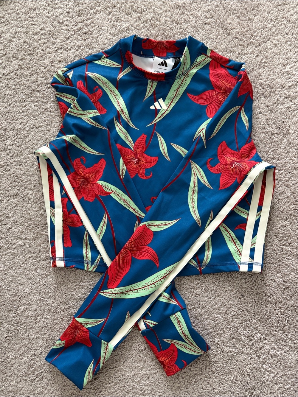 adidas farm rio Blue Floral Long-Sleeve Crop Top with Red Flowers large